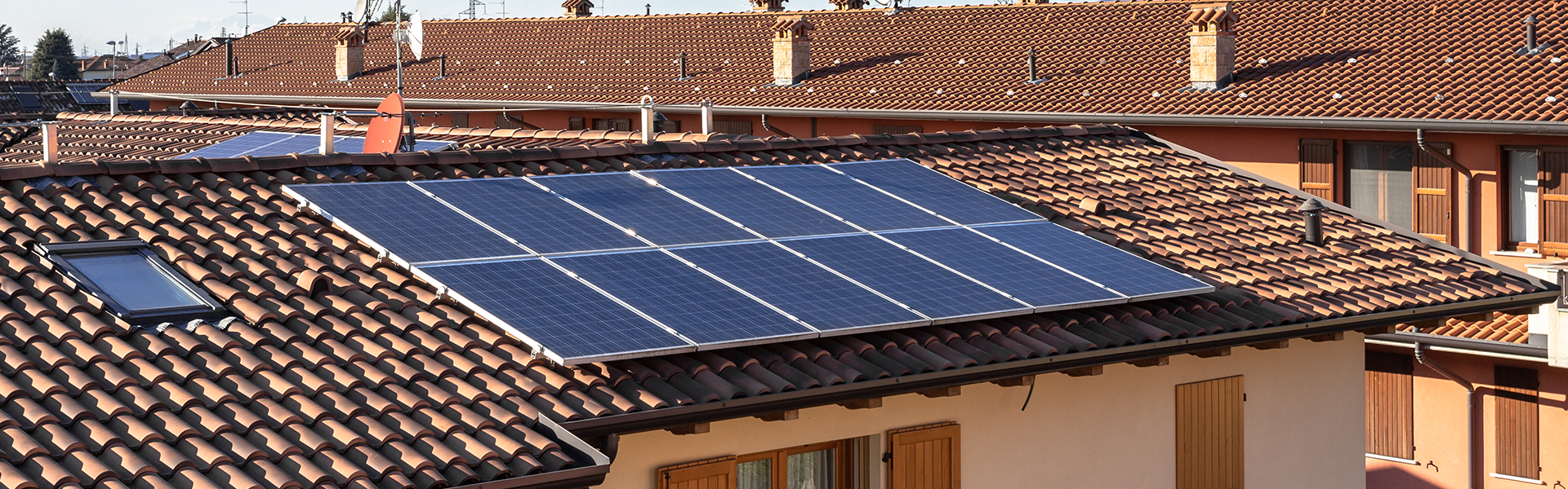 Lakossági napelemes rendszer tetőre telepítve